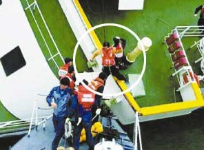 韩国沉船事故后船长伪装乘客率先逃出 视频曝光