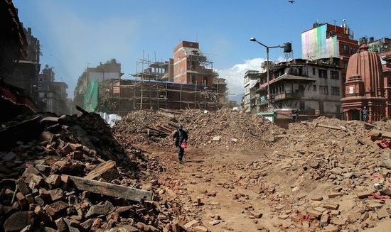 尼泊尔地震死亡人数升至7056人