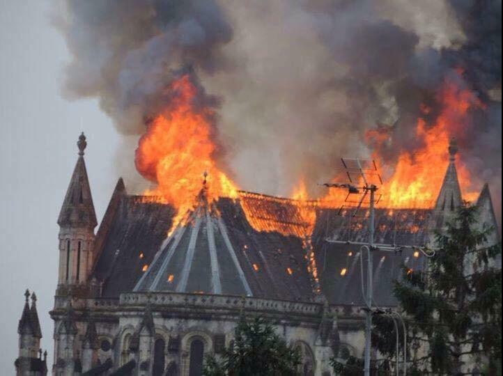 法国19世纪教堂失火 顶部烧毁