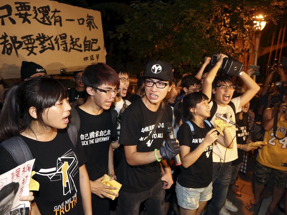 台湾反课纲学生撤离教育部 称暂退而非结束